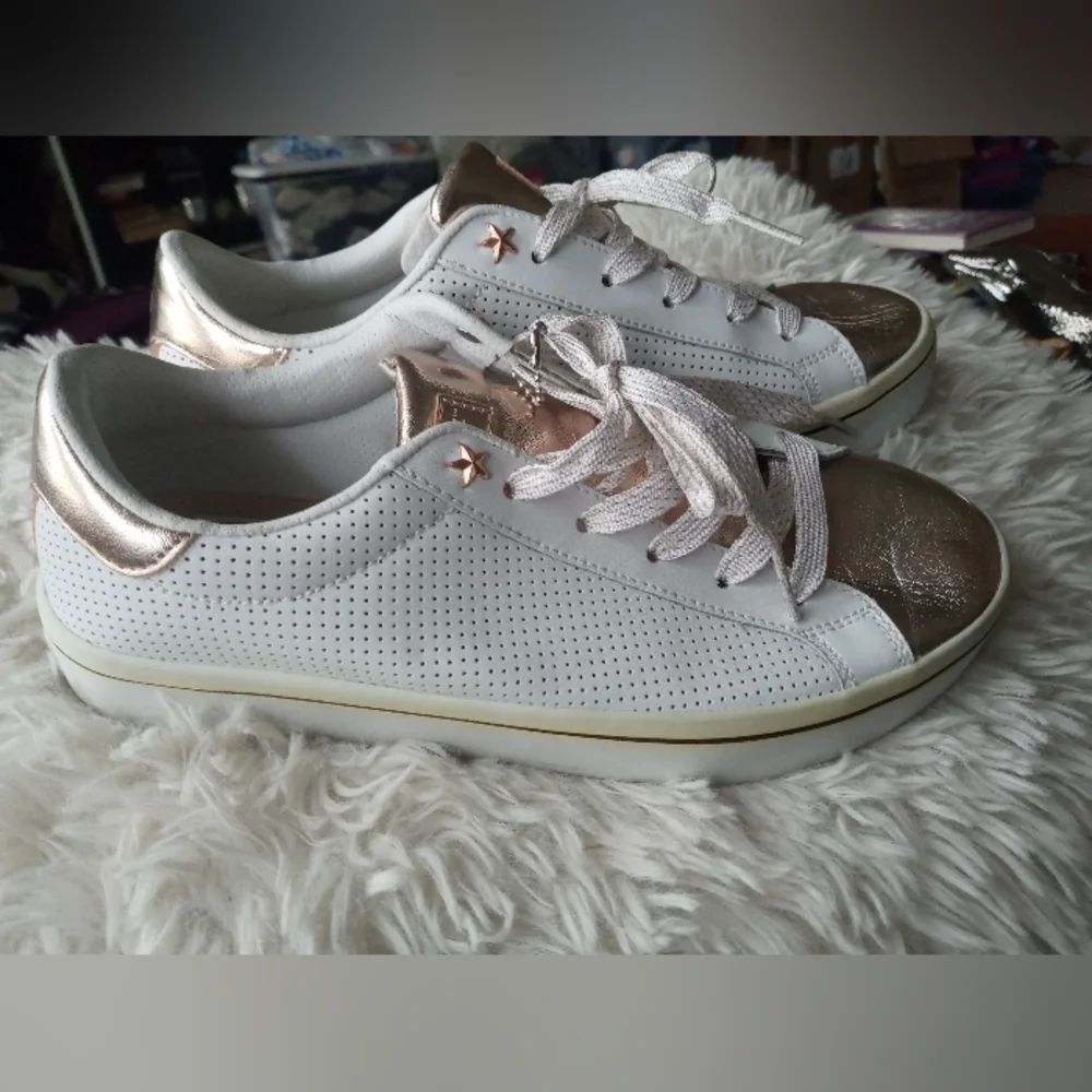 Skechers Street White mesh leather synthetic upper w gold Metallic trim Sneakers